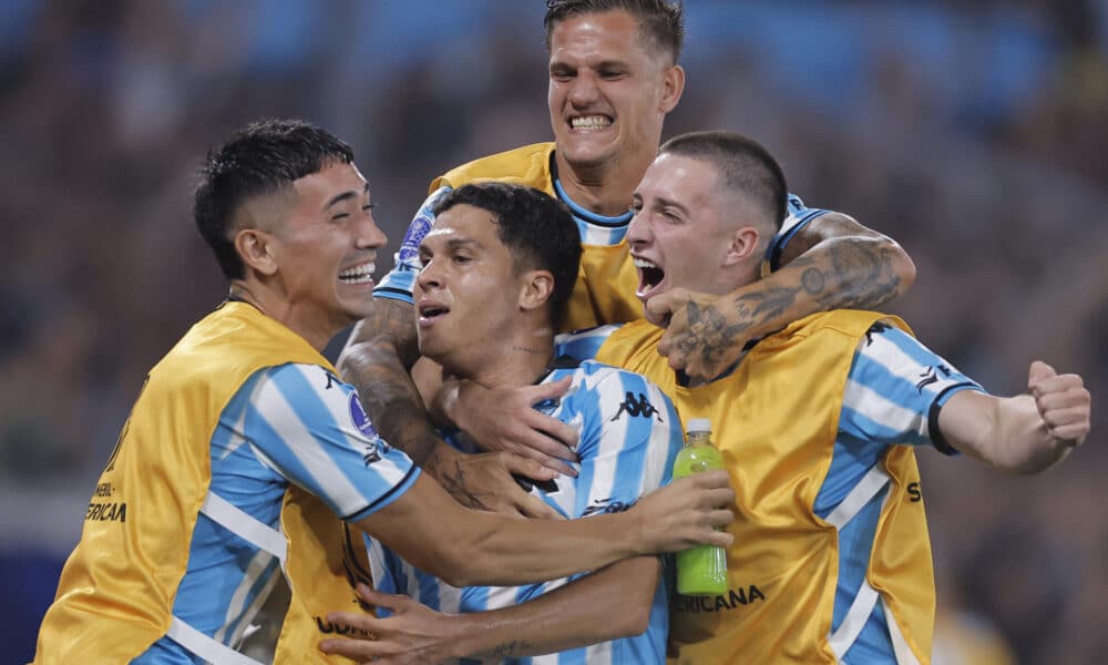 Juan Fernando Quintero (c) de Racing celebra con sus compañeros un gol ante Corinthians este jueves, en un partido de las semifinales de la Copa Sudamericana. EFE/ Juan Ignacio Roncoroni