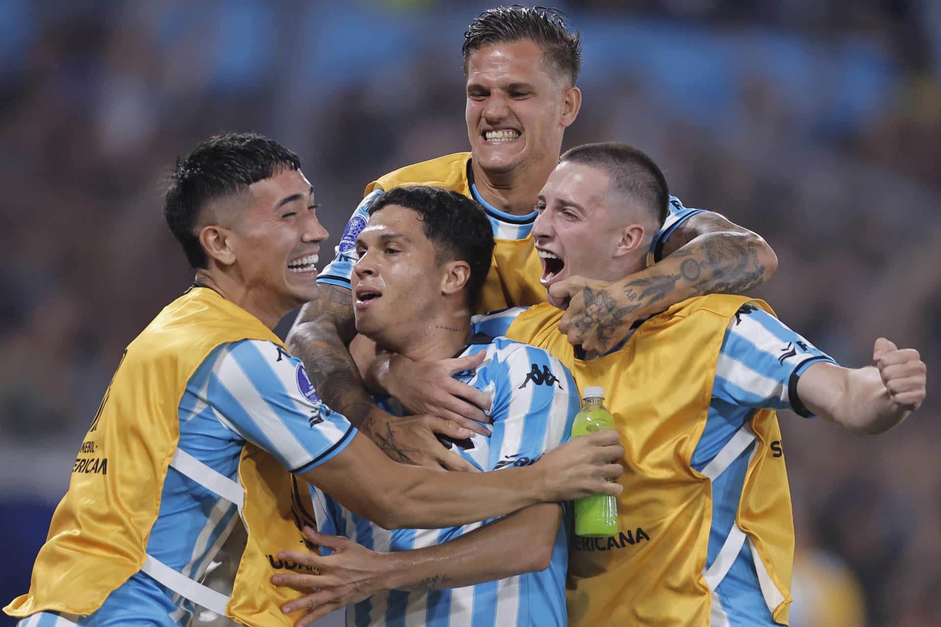 Juan Fernando Quintero (c) de Racing celebra con sus compañeros un gol ante Corinthians este jueves, en un partido de las semifinales de la Copa Sudamericana. EFE/ Juan Ignacio Roncoroni