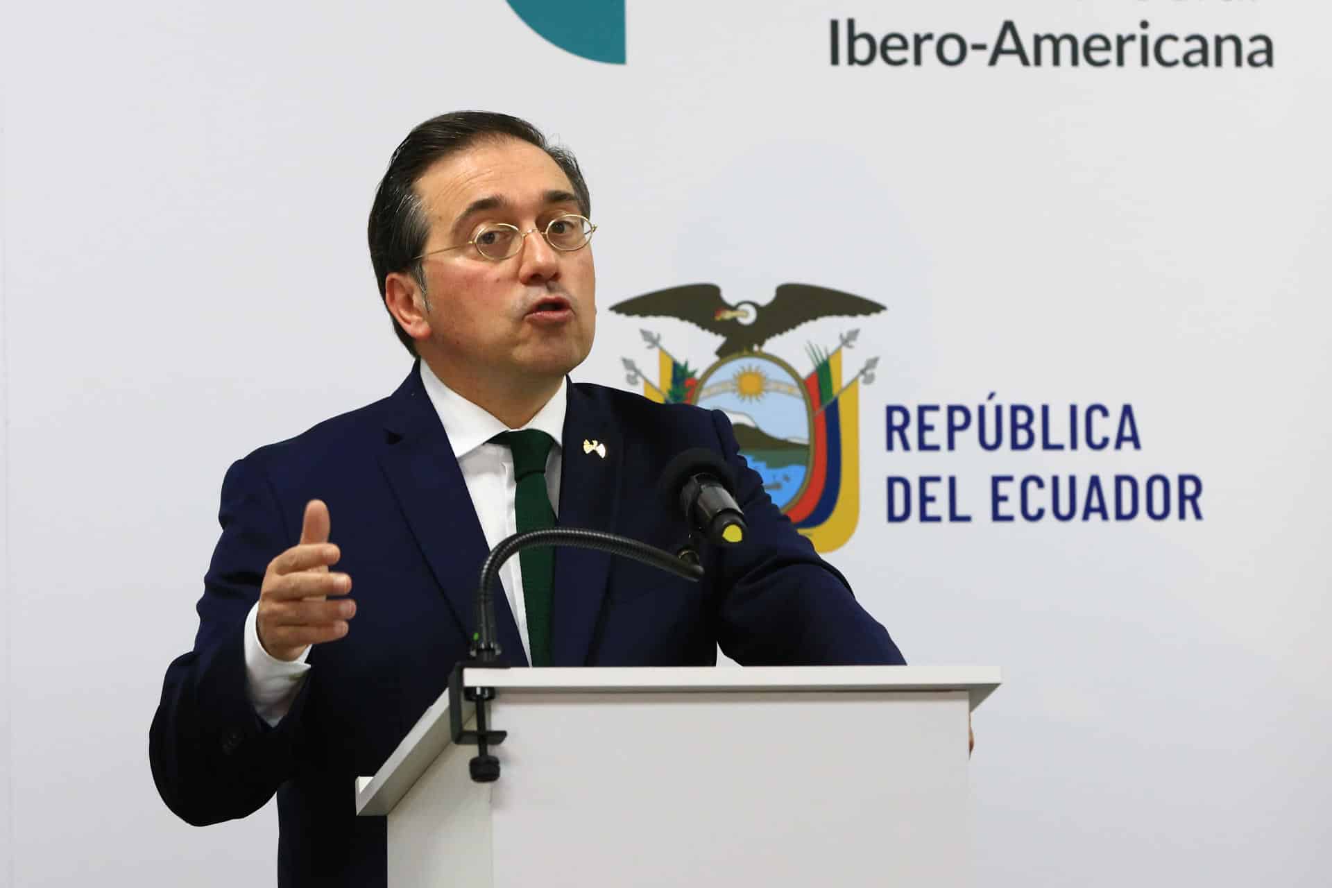 El ministro de Relaciones Exteriores de España, José Manuel Albares, habla en una rueda de prensa al cierre de  la XXIX Cumbre Iberoamericana este viernes, en el museo Pumapungo en Cuenca (Ecuador). EFE/ Robert Puglla