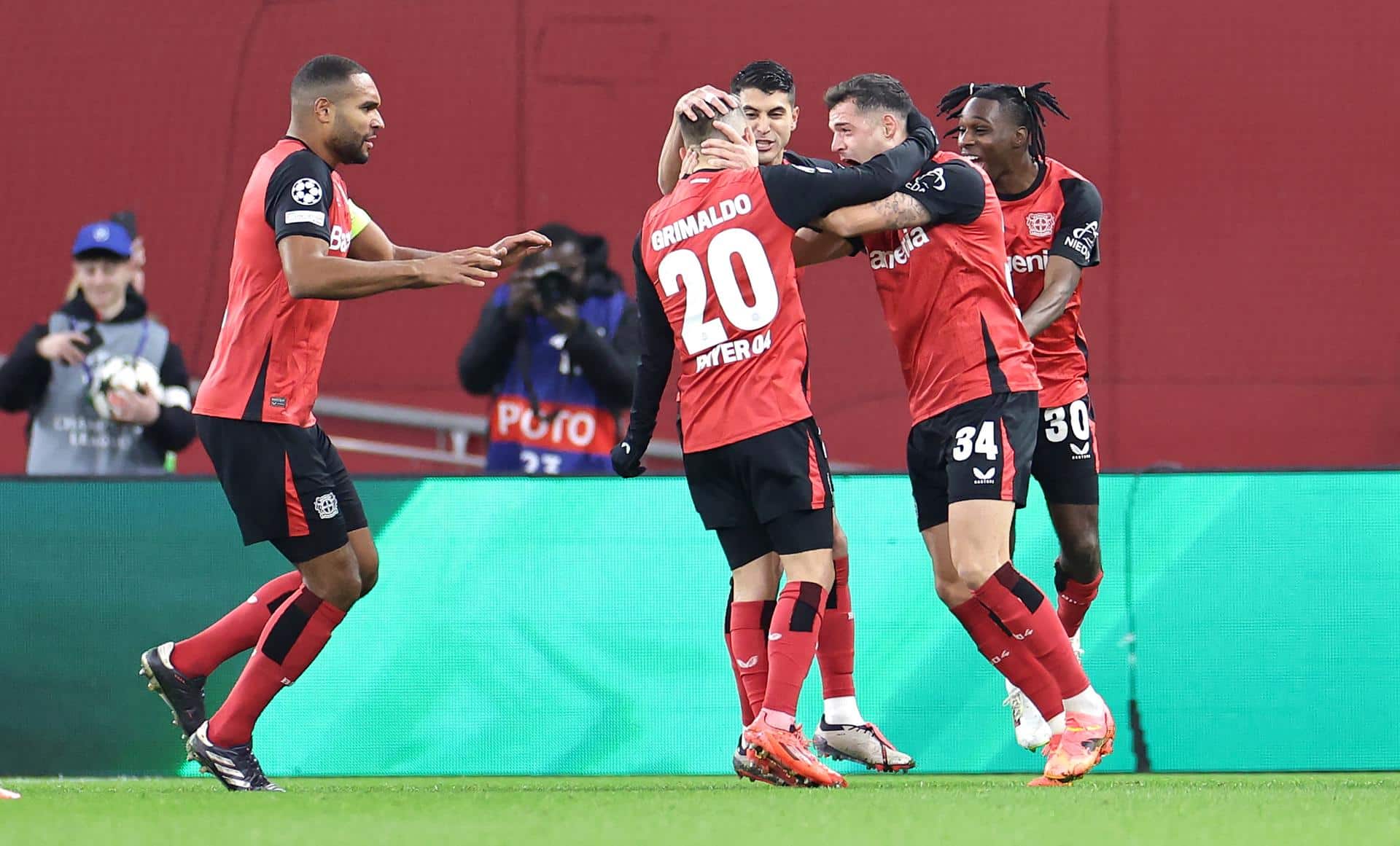 Los jugadores del Leverkusen celebran el gol de Granit Xhaka (2d) durante el partido de la quinta jornada de la UEFA Champions League que han jugado Bayer Leverkusen y FC Salzburg en Leverkusen, Alemania. EFE/EPA/CHRISTOPHER NEUNDORF