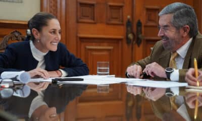 Fotografía cedida por la presidencia de México, de la presidenta mexicana Claudia Sheinbaum (i) y el canciller mexicano Juan Ramón de la Fuente durante una conversación telefónica con el presidente electo de Estados Unidos Donald Trump, este miércoles en el Palacio Nacional de Ciudad de México (México). EFE/ Presidencia de México /SOLO USO EDITORIAL/SOLO DISPONIBLE PARA ILUSTRAR LA NOTICIA QUE ACOMPAÑA (CRÉDITO OBLIGATORIO)