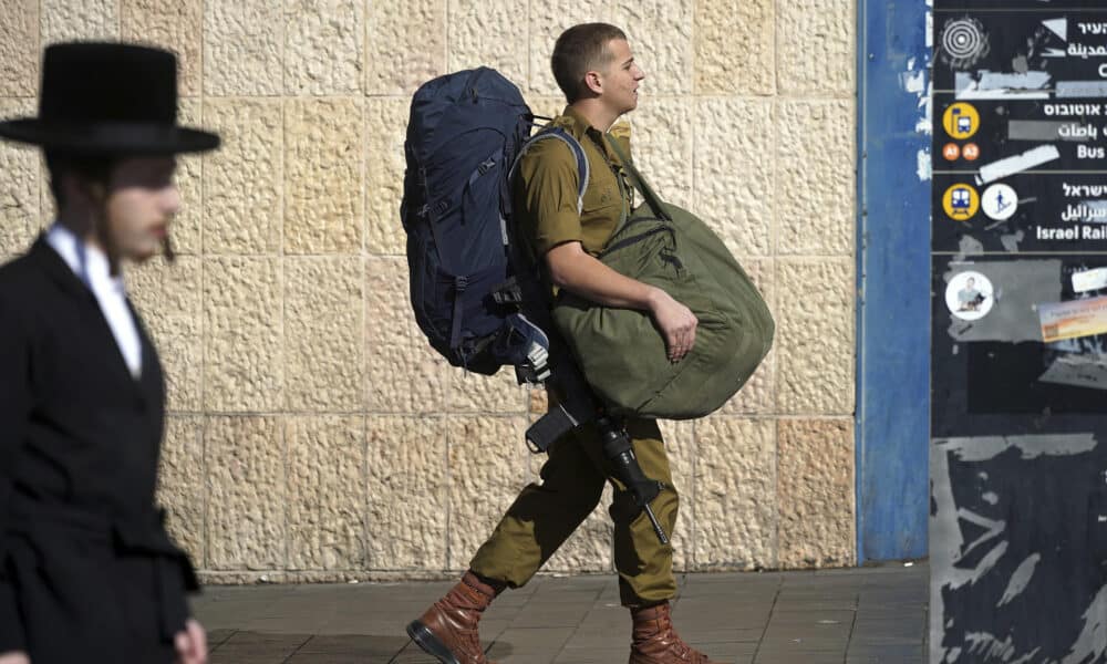 Jóvenes soldados, muchos de ellos reclutas que cumplen el servicio militar, obligatorio en Israel para chicos y chicas, caminan por las calles de Jerusalén.EFE/ Alejandro Ernesto