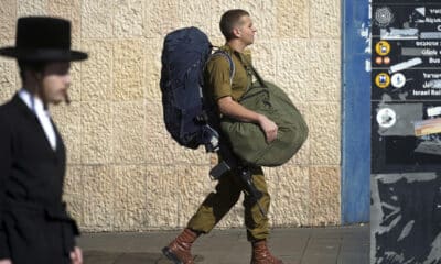 Jóvenes soldados, muchos de ellos reclutas que cumplen el servicio militar, obligatorio en Israel para chicos y chicas, caminan por las calles de Jerusalén.EFE/ Alejandro Ernesto