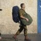 Jóvenes soldados, muchos de ellos reclutas que cumplen el servicio militar, obligatorio en Israel para chicos y chicas, caminan por las calles de Jerusalén.EFE/ Alejandro Ernesto