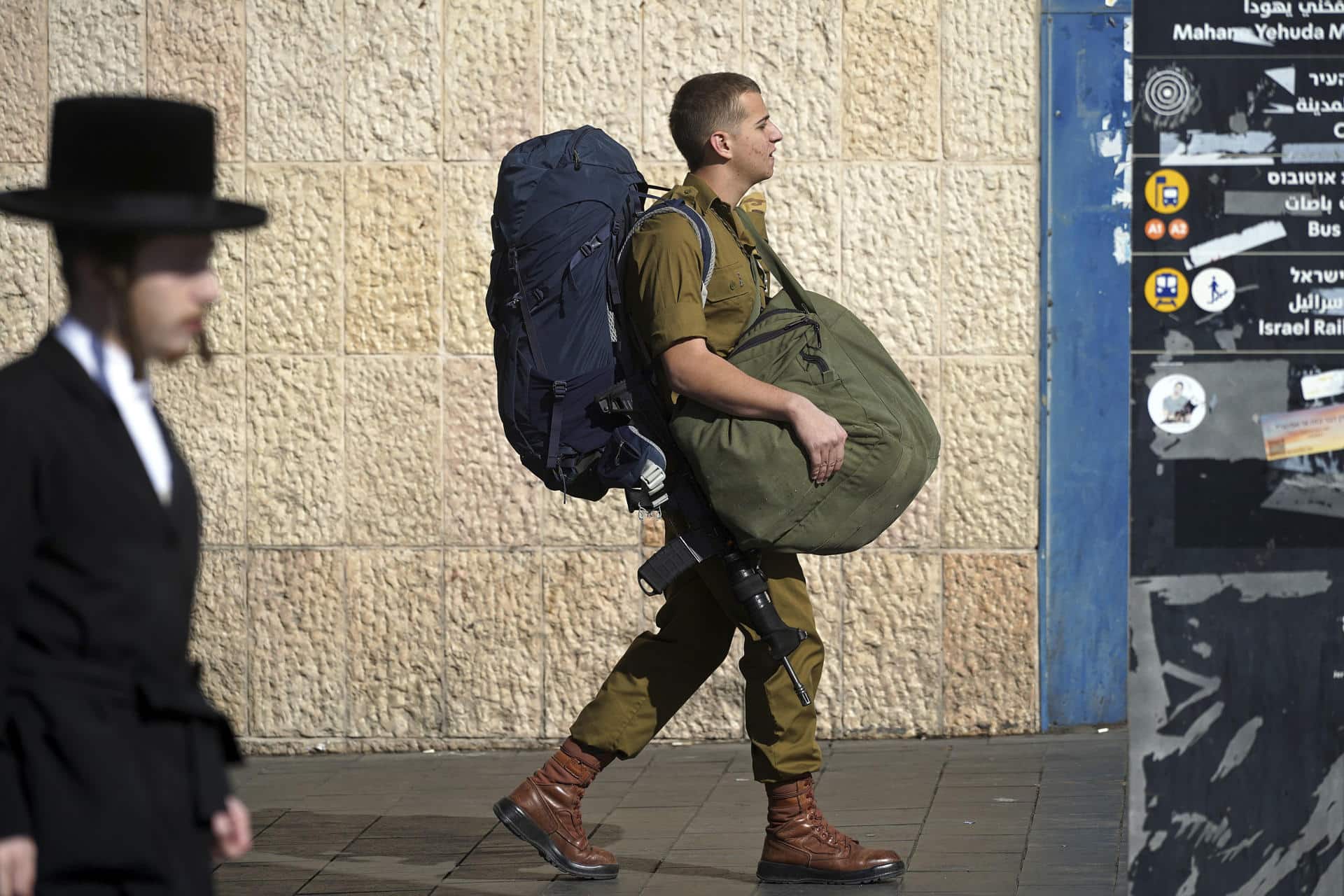 Jóvenes soldados, muchos de ellos reclutas que cumplen el servicio militar, obligatorio en Israel para chicos y chicas, caminan por las calles de Jerusalén.EFE/ Alejandro Ernesto