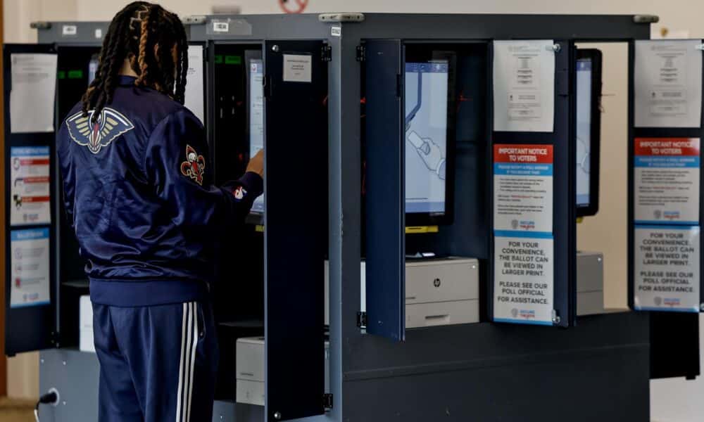 Una persona emite su voto en el recinto electoral de la Biblioteca Metropolitana del Condado de Fulton el día de las elecciones en Atlanta, Georgia, EE. UU., el 5 de noviembre de 2024. EFE/EPA/ERIK S. LESSER