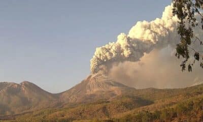 East Flores (Indonesia), 13/11/2024.- A handout photo made available by the Vulcanology and Geological Disaster Mitigation Center (PVMBG) of the Indonesian Ministry of Energy and Mineral Resources, shows the Lewotobi Laki-Laki volcano spewing volcanic materials during an eruption in East Flores, East Nusa Tenggara province, Indonesia, 13 November 2024. The eruption has caused cancellations of several international flights at Bali'Äôs international airport. EFE/EPA/PVMBG / HANDOUT BEST QUALITY AVAILABLEHANDOUT EDITORIAL USE ONLY/NO SALES