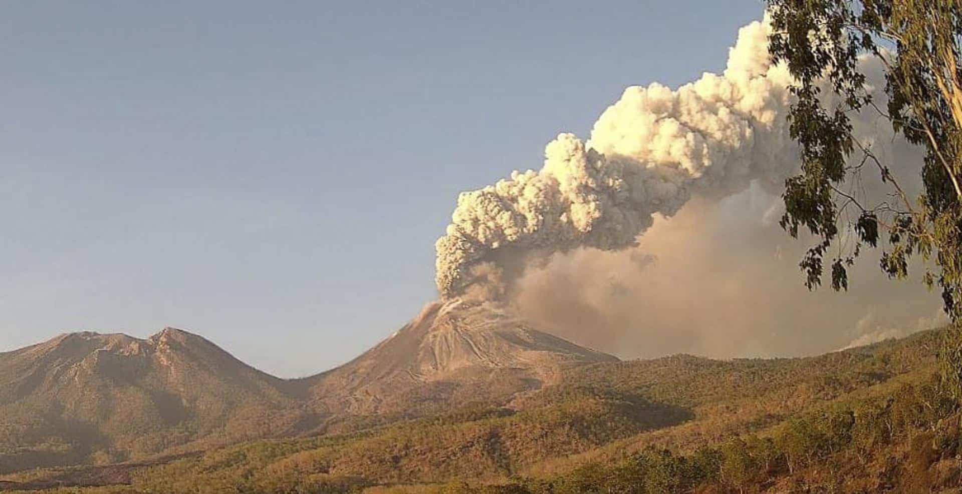 East Flores (Indonesia), 13/11/2024.- A handout photo made available by the Vulcanology and Geological Disaster Mitigation Center (PVMBG) of the Indonesian Ministry of Energy and Mineral Resources, shows the Lewotobi Laki-Laki volcano spewing volcanic materials during an eruption in East Flores, East Nusa Tenggara province, Indonesia, 13 November 2024. The eruption has caused cancellations of several international flights at Bali'Äôs international airport. EFE/EPA/PVMBG / HANDOUT BEST QUALITY AVAILABLEHANDOUT EDITORIAL USE ONLY/NO SALES