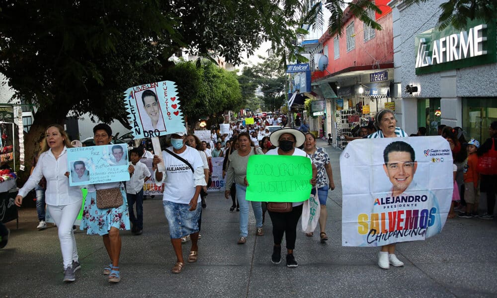 Un grupo de personas grita consignas, durante una marcha para exigir justicia por el asesinato del alcalde Alejandro Arcos Catalán, este viernes en Chilpancingo, en el estado de Guerrero (México). EFE/José Luis de la Cruz