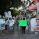 Un grupo de personas grita consignas, durante una marcha para exigir justicia por el asesinato del alcalde Alejandro Arcos Catalán, este viernes en Chilpancingo, en el estado de Guerrero (México). EFE/José Luis de la Cruz