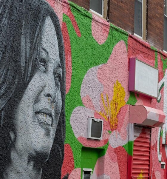 Un mural de la vicepresidenta de EE. UU. y candidata demócrata, Kamala Harris, en Mount Airy, Filadelfia, Pennsylvania. EFE/DAVID MUSE