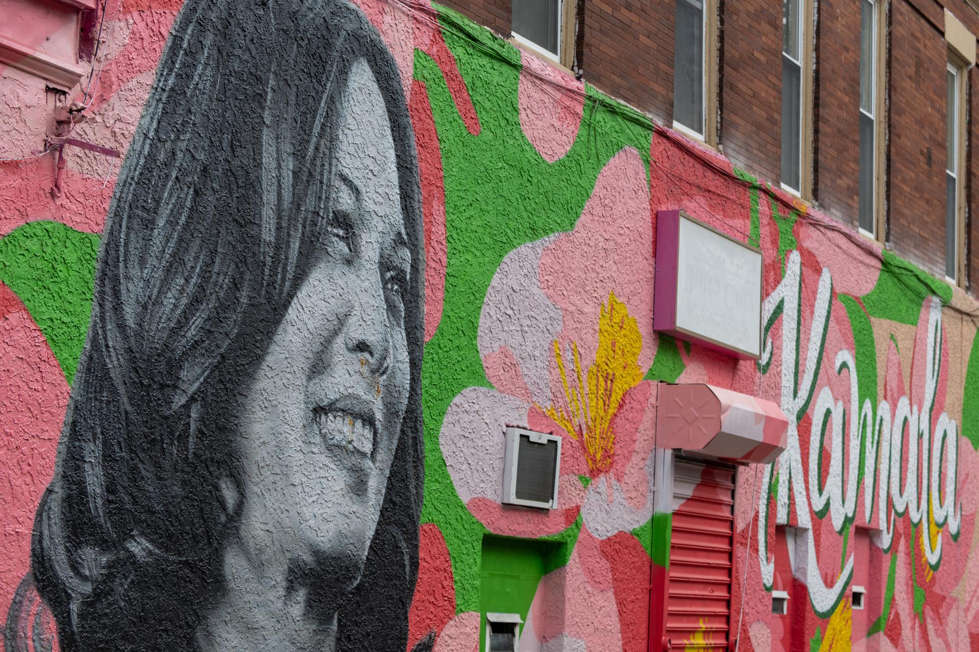 Un mural de la vicepresidenta de EE. UU. y candidata demócrata, Kamala Harris, en Mount Airy, Filadelfia, Pennsylvania. EFE/DAVID MUSE