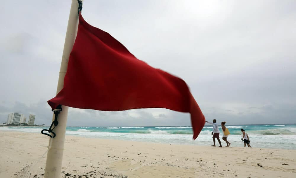 Turistas caminan por una playa con alto oleaje de Cancún (México). Imagen de archivo. EFE/ Alonso Cupul