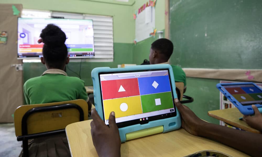 Foto de archivo de estudiantes en la escuela Los Montones (República Dominicana). EFE/ Orlando Barría