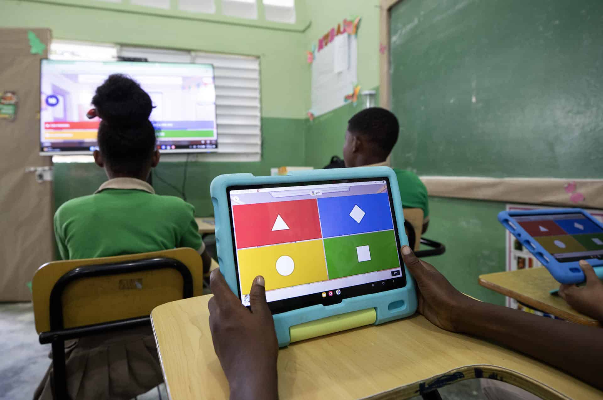 Foto de archivo de estudiantes en la escuela Los Montones (República Dominicana). EFE/ Orlando Barría