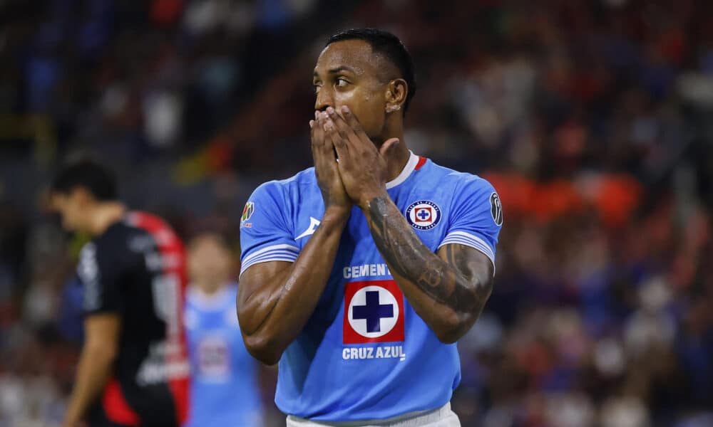 Willer Ditta de Cruz Azul reacciona ante Atlas ayer miércoles, durante un partido correspondiente a la jornada 16 del Torneo Apertura 2024 de la liga del fútbol mexicano, disputado en el estadio Jalisco, en Guadalajara (México). EFE/ Francisco Guasco