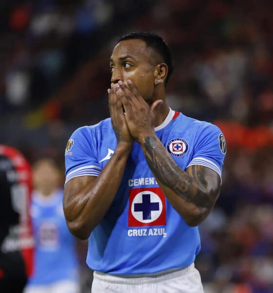 Rubén Duarte (d) de Pumas disputa un balón con Amaury Morales de Cruz Azul, durante un partido de la jornada 14 del torneo Apertura 2024 de la Liga MX, en el estadio Olímpico Universitario de Ciudad de México (México). Imagen de archivo. EFE/Alex Cruz