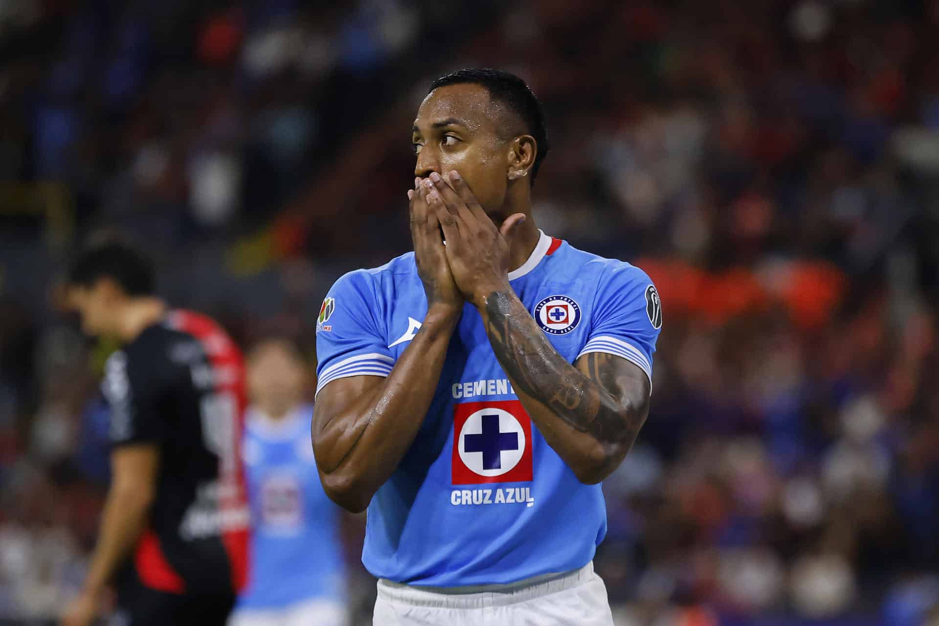 Willer Ditta de Cruz Azul reacciona ante Atlas ayer miércoles, durante un partido correspondiente a la jornada 16 del Torneo Apertura 2024 de la liga del fútbol mexicano, disputado en el estadio Jalisco, en Guadalajara (México). EFE/ Francisco Guasco