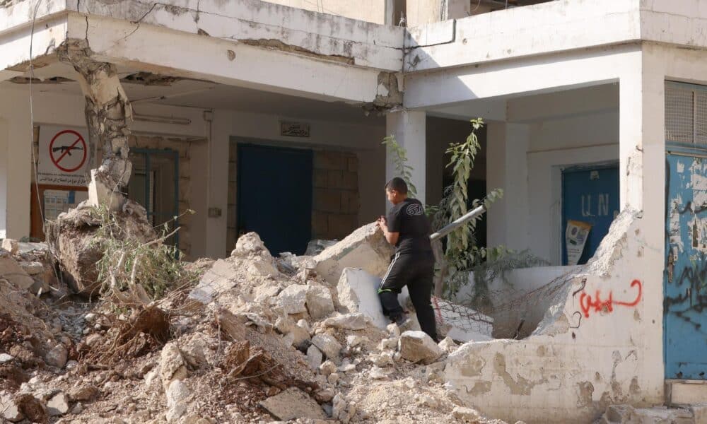 Un palestino comprueba los daños en la sede de la UNRWA en el campo de refugiados de Nur Shams después de que fuera destruida durante una incursión del Ejército israelí en el campo, cerca de la ciudad de Tulkarem, Cisjordania, el 1 de noviembre de 2024. EFE/EPA/ALAA BADARNEH