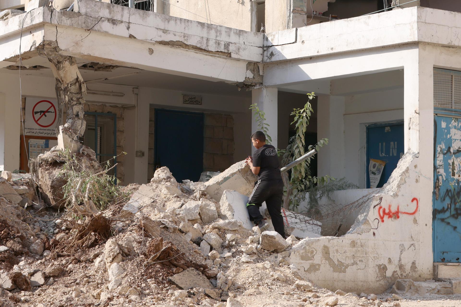 Un palestino comprueba los daños en la sede de la UNRWA en el campo de refugiados de Nur Shams después de que fuera destruida durante una incursión del Ejército israelí en el campo, cerca de la ciudad de Tulkarem, Cisjordania, el 1 de noviembre de 2024. EFE/EPA/ALAA BADARNEH