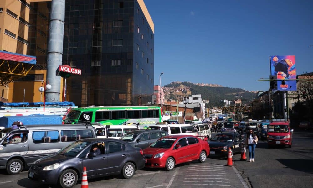 Fotografía de archivo de vehículos haciendo fila en una estación de servicio para comprar gasolina y diésel este lunes, en La Paz (Bolivia). EFE/Luis Gandarillas