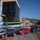 Fotografía de archivo de vehículos haciendo fila en una estación de servicio para comprar gasolina y diésel este lunes, en La Paz (Bolivia). EFE/Luis Gandarillas