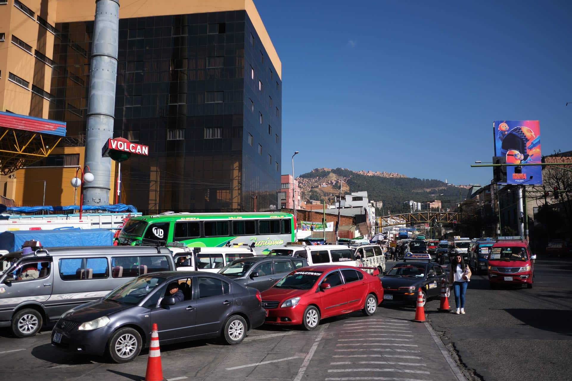 Fotografía de archivo de vehículos haciendo fila en una estación de servicio para comprar gasolina y diésel este lunes, en La Paz (Bolivia). EFE/Luis Gandarillas