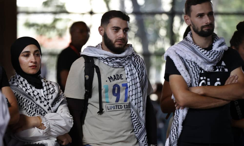 Jóvenes cubanos asisten a una cantata por Palestina este viernes, en La Habana (Cuba).EFE/ Ernesto Mastrascusa