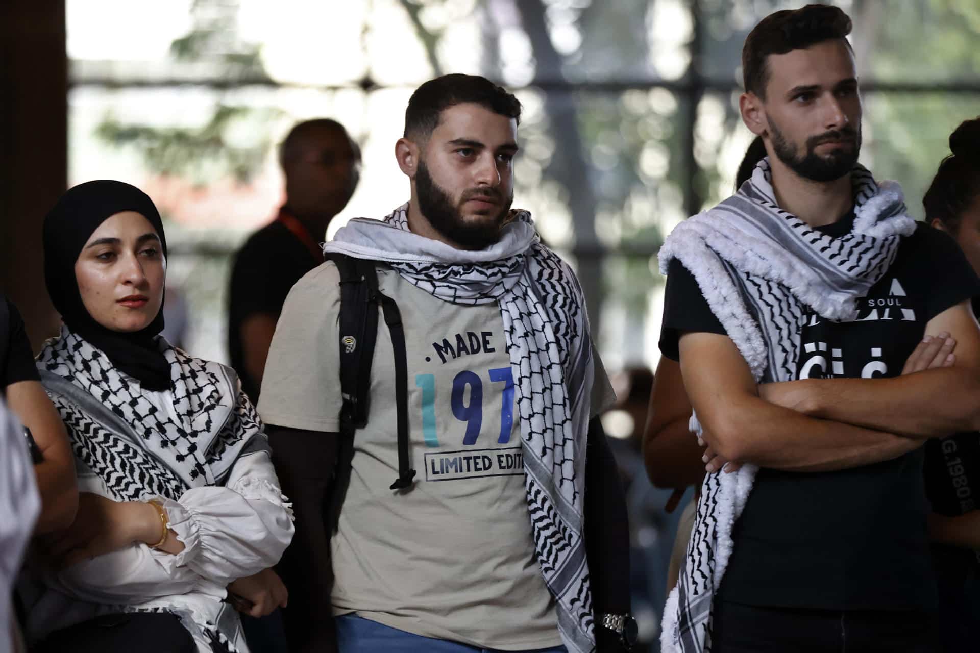 Jóvenes cubanos asisten a una cantata por Palestina este viernes, en La Habana (Cuba).EFE/ Ernesto Mastrascusa