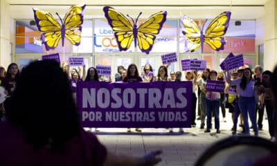 Personas participan en una manifestación en el Día Internacional de Eliminación de la Violencia contra la Mujer este lunes, en San Juan (Puerto Rico). EFE/ Thais Llorca