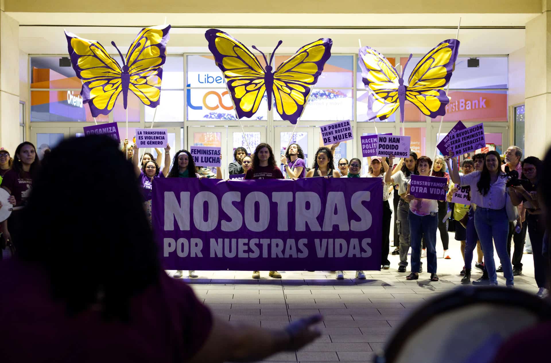 Personas participan en una manifestación en el Día Internacional de Eliminación de la Violencia contra la Mujer este lunes, en San Juan (Puerto Rico). EFE/ Thais Llorca