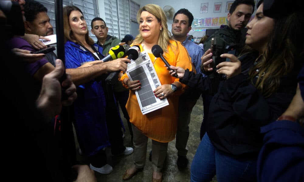 La candidata a la Gobernación de Puerto Rico por el Partido Nuevo Progresista (PNP), Jenniffer González, habla con medios de comunicación antes de depositar su voto en el centro de votación instalado en la escuela Salvador Brau, este martes, en Carolina (Puerto Rico). EFE/ Thais Llora