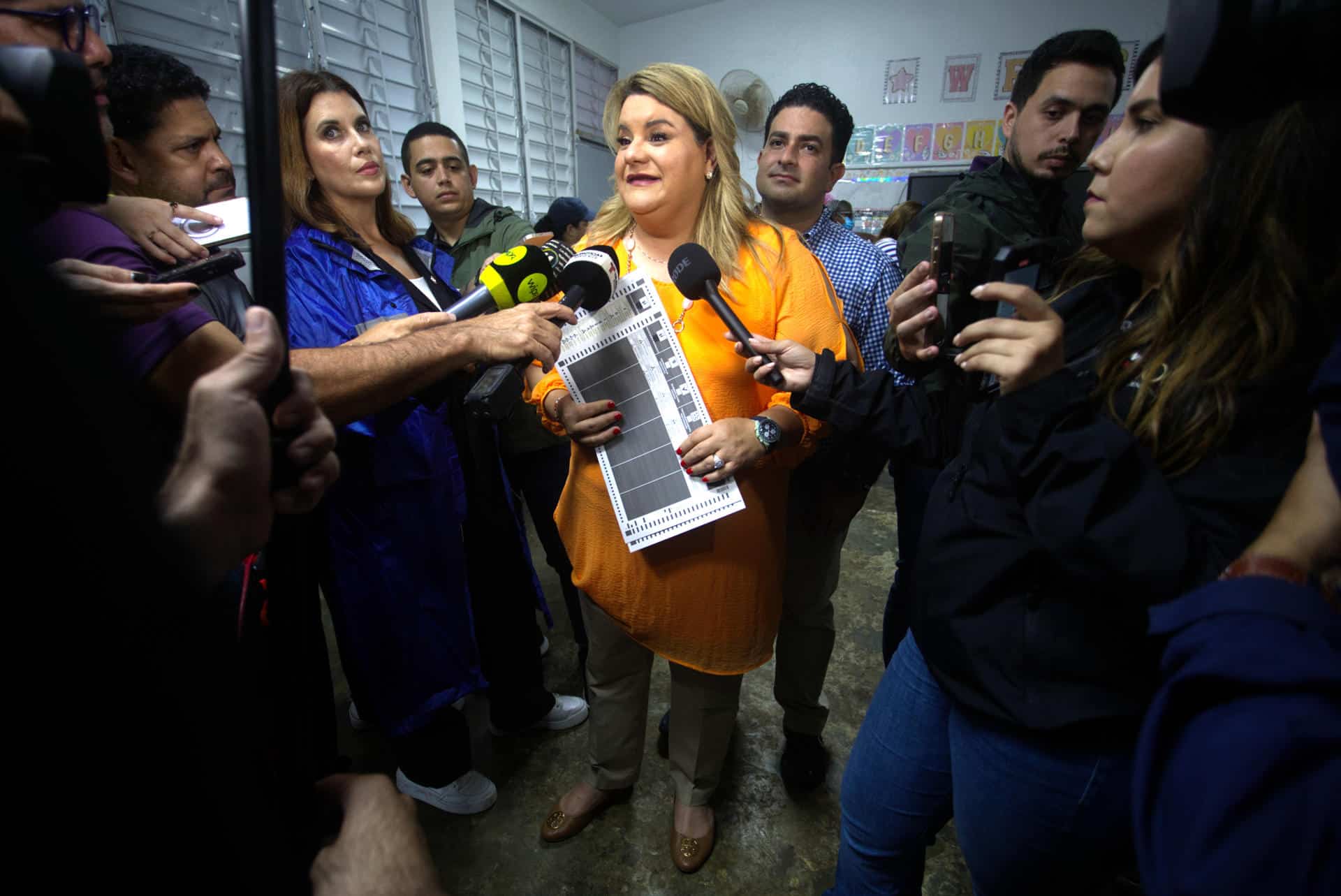 La candidata a la Gobernación de Puerto Rico por el Partido Nuevo Progresista (PNP), Jenniffer González, habla con medios de comunicación antes de depositar su voto en el centro de votación instalado en la escuela Salvador Brau, este martes, en Carolina (Puerto Rico). EFE/ Thais Llora