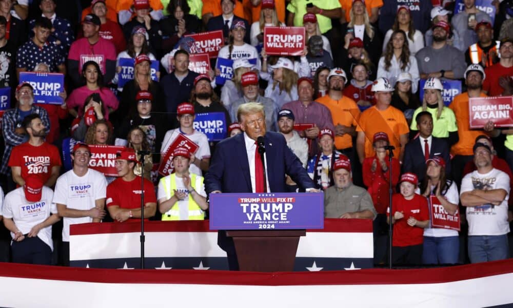 El candidato presidencial republicano y expresidente de EE.UU., Donald Trump, en el último mitin de su campaña en Grand Rapids, Míchigan, EE. UU., el 4 de noviembre de 2024. EFE/EPA/CJ GUNTHER