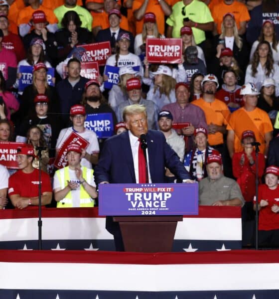 El candidato presidencial republicano y expresidente de EE.UU., Donald Trump, en el último mitin de su campaña en Grand Rapids, Míchigan, EE. UU., el 4 de noviembre de 2024. EFE/EPA/CJ GUNTHER