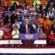 El candidato presidencial republicano y expresidente de EE.UU., Donald Trump, en el último mitin de su campaña en Grand Rapids, Míchigan, EE. UU., el 4 de noviembre de 2024. EFE/EPA/CJ GUNTHER