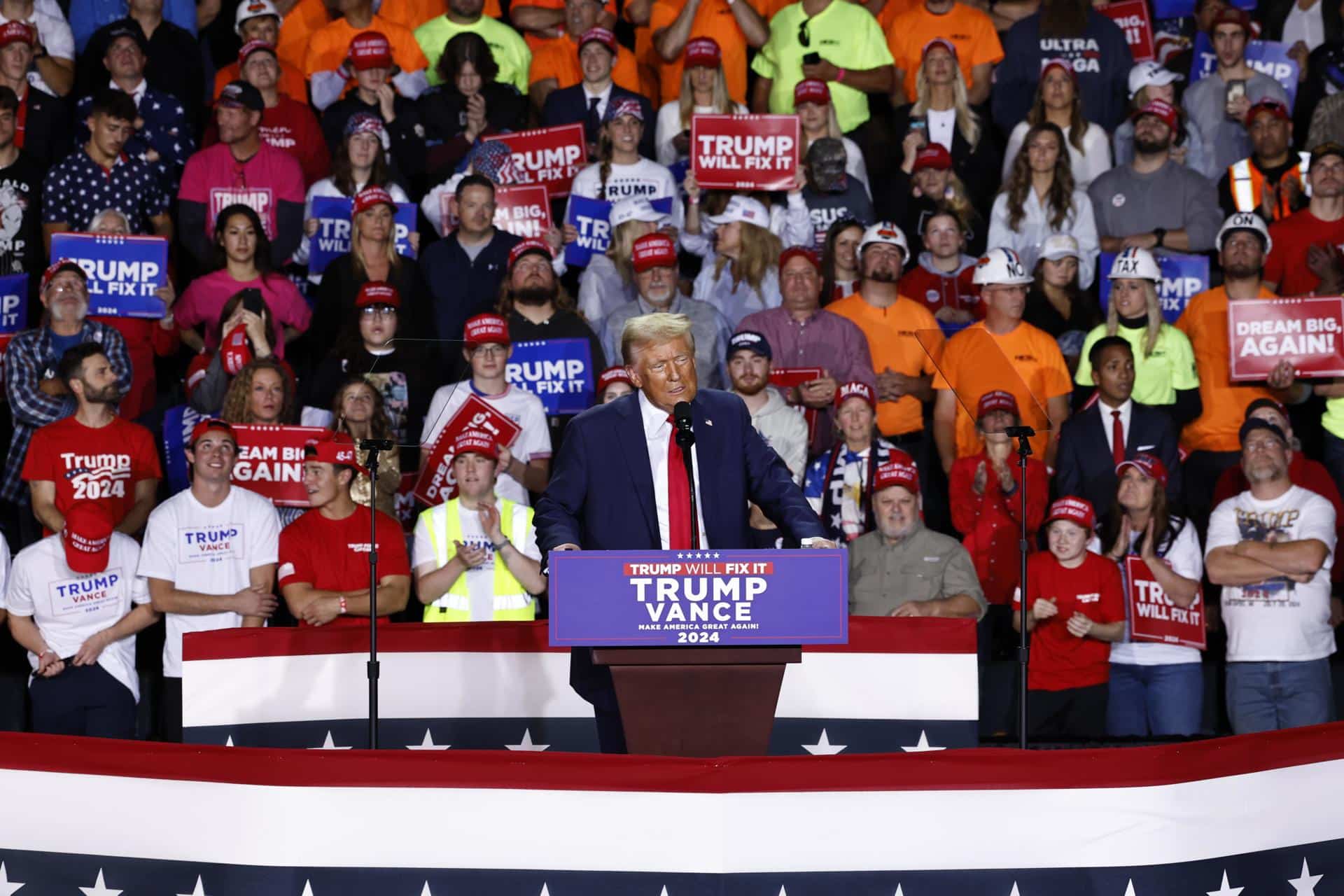 El candidato presidencial republicano y expresidente de EE.UU., Donald Trump, en el último mitin de su campaña en Grand Rapids, Míchigan, EE. UU., el 4 de noviembre de 2024. EFE/EPA/CJ GUNTHER