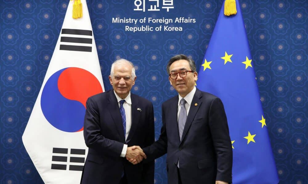 El ministro de Relaciones Exteriores de Corea del Sur, Cho Tae-yul (D), estrecha la mano del Alto Representante de la Unión Europea para Asuntos Exteriores y Política de Seguridad, Josep Borrell (I), antes de una reunión en el Ministerio de Relaciones Exteriores en Seúl, Corea del Sur, el 4 de noviembre de 2024. EFE/EPA/Chung Sung-Jun / POOL