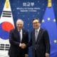 El ministro de Relaciones Exteriores de Corea del Sur, Cho Tae-yul (D), estrecha la mano del Alto Representante de la Unión Europea para Asuntos Exteriores y Política de Seguridad, Josep Borrell (I), antes de una reunión en el Ministerio de Relaciones Exteriores en Seúl, Corea del Sur, el 4 de noviembre de 2024. EFE/EPA/Chung Sung-Jun / POOL