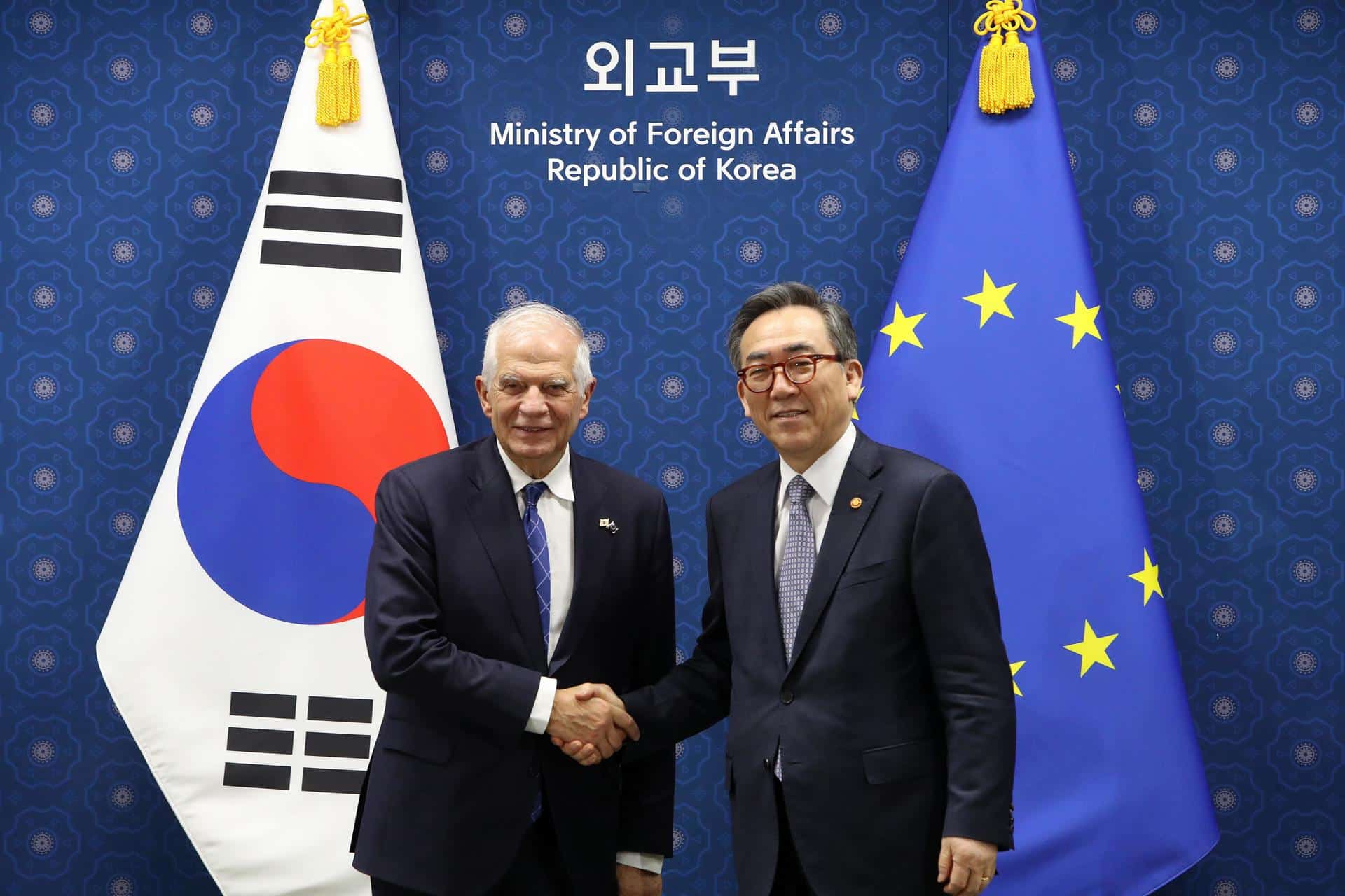 El ministro de Relaciones Exteriores de Corea del Sur, Cho Tae-yul (D), estrecha la mano del Alto Representante de la Unión Europea para Asuntos Exteriores y Política de Seguridad, Josep Borrell (I), antes de una reunión en el Ministerio de Relaciones Exteriores en Seúl, Corea del Sur, el 4 de noviembre de 2024. EFE/EPA/Chung Sung-Jun / POOL