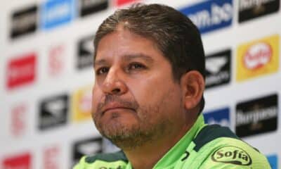 Fotografía de archivo del seleccionador de fútbol de Bolivia, Oscar Villegas. EFE/ Luis Gandarillas