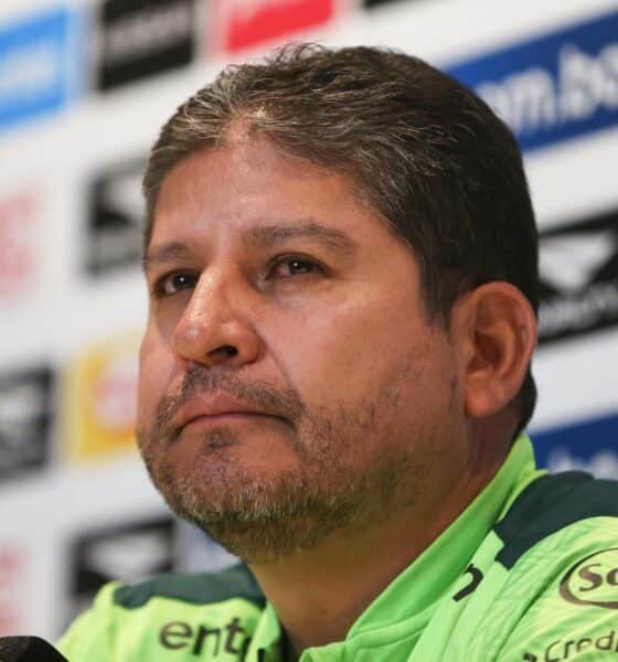 Fotografía de archivo del seleccionador de fútbol de Bolivia, Oscar Villegas. EFE/ Luis Gandarillas