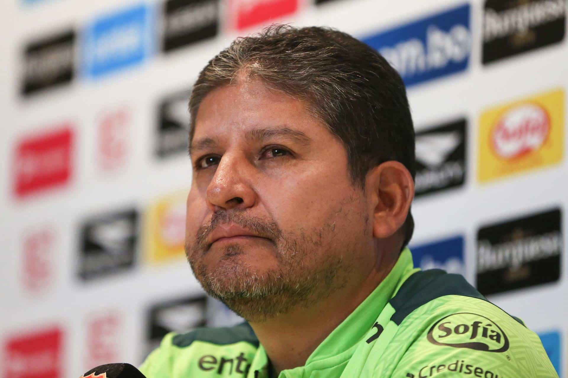 Fotografía de archivo del seleccionador de fútbol de Bolivia, Oscar Villegas. EFE/ Luis Gandarillas