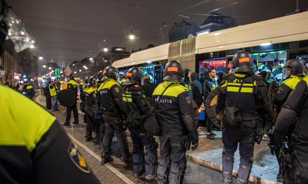 Un cordón policía protegen un autobús tras las escenas de violencia del día 7 en Amsterdam, con ataques antisemitas contra hinchas israelíes del Maccabi de Tel Aviv en el partido con el Ajax. EFE/EPA/VLN Nieuws