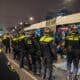 Un cordón policía protegen un autobús tras las escenas de violencia del día 7 en Amsterdam, con ataques antisemitas contra hinchas israelíes del Maccabi de Tel Aviv en el partido con el Ajax. EFE/EPA/VLN Nieuws