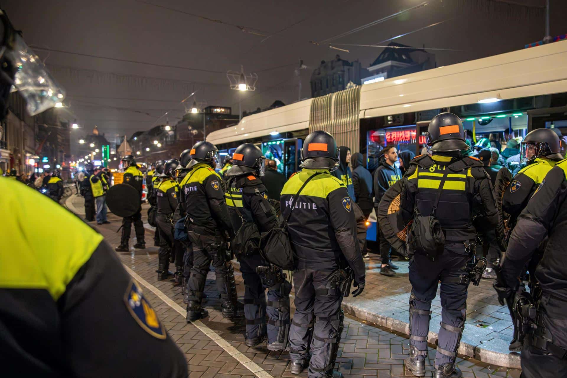 Un cordón policía protegen un autobús tras las escenas de violencia del día 7 en Amsterdam, con ataques antisemitas contra hinchas israelíes del Maccabi de Tel Aviv en el partido con el Ajax. EFE/EPA/VLN Nieuws