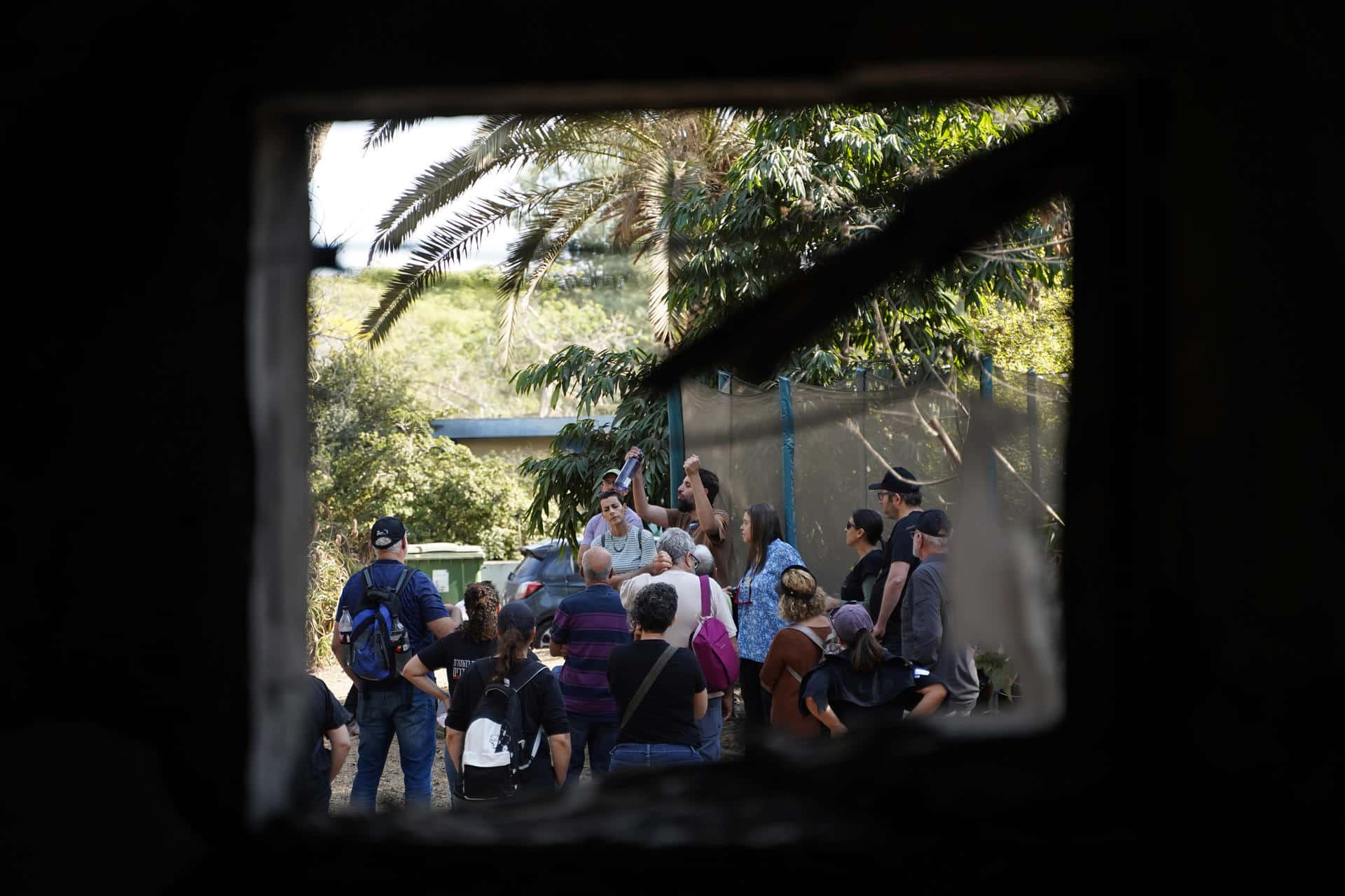 Un grupo de personas realiza una visita guiada al kibutz Nir Oz un año después del ataque de Hamás a Israel. El embajador de Argentina en Israel, Shimon Axel Wahnish, pidió este lunes separar la cuestión de la liberación de los rehenes en la Franja de Gaza de la ofensiva bélica en el enclave, y no vincular su destino a las negociaciones para un fin de la guerra, durante una visita al kibutz de Nir Oz, en el sur de Israel, junto a los familiares de argentinos secuestrados el 7 de octubre. EFE/Alejandro Ernesto