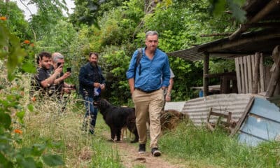 El presidente electo de Uruguay, Yamandú Orsi, a su llegada a la chacra de Rincón del Cerro del expresidente José Mujica, este 25 de noviembre de 2024, a las afueras de Montevideo (Uruguay). EFE/ Sofía Torres