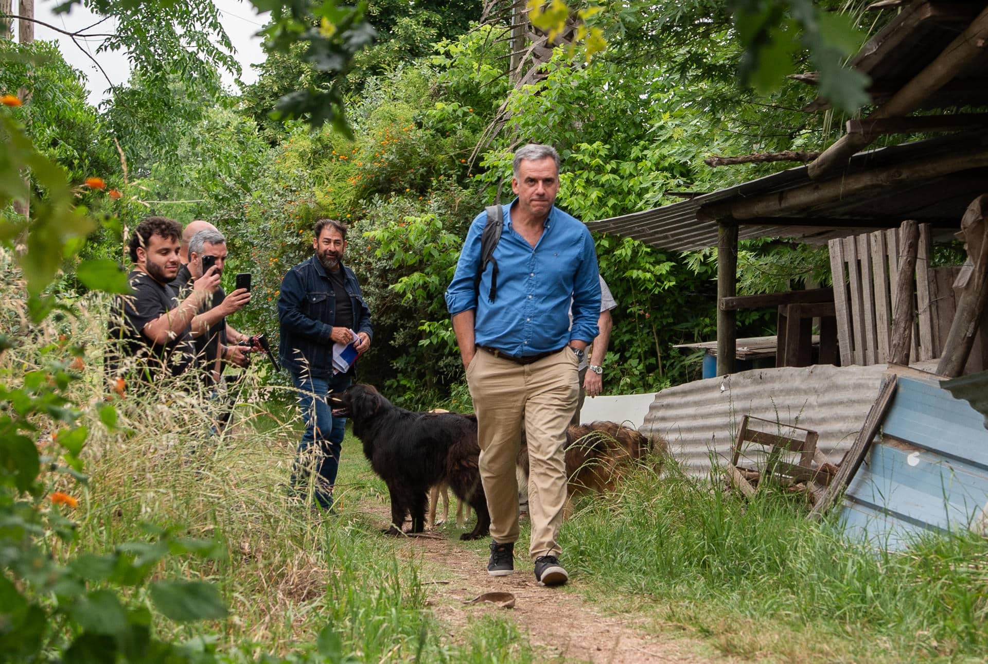 El presidente electo de Uruguay, Yamandú Orsi, a su llegada a la chacra de Rincón del Cerro del expresidente José Mujica, este 25 de noviembre de 2024, a las afueras de Montevideo (Uruguay). EFE/ Sofía Torres