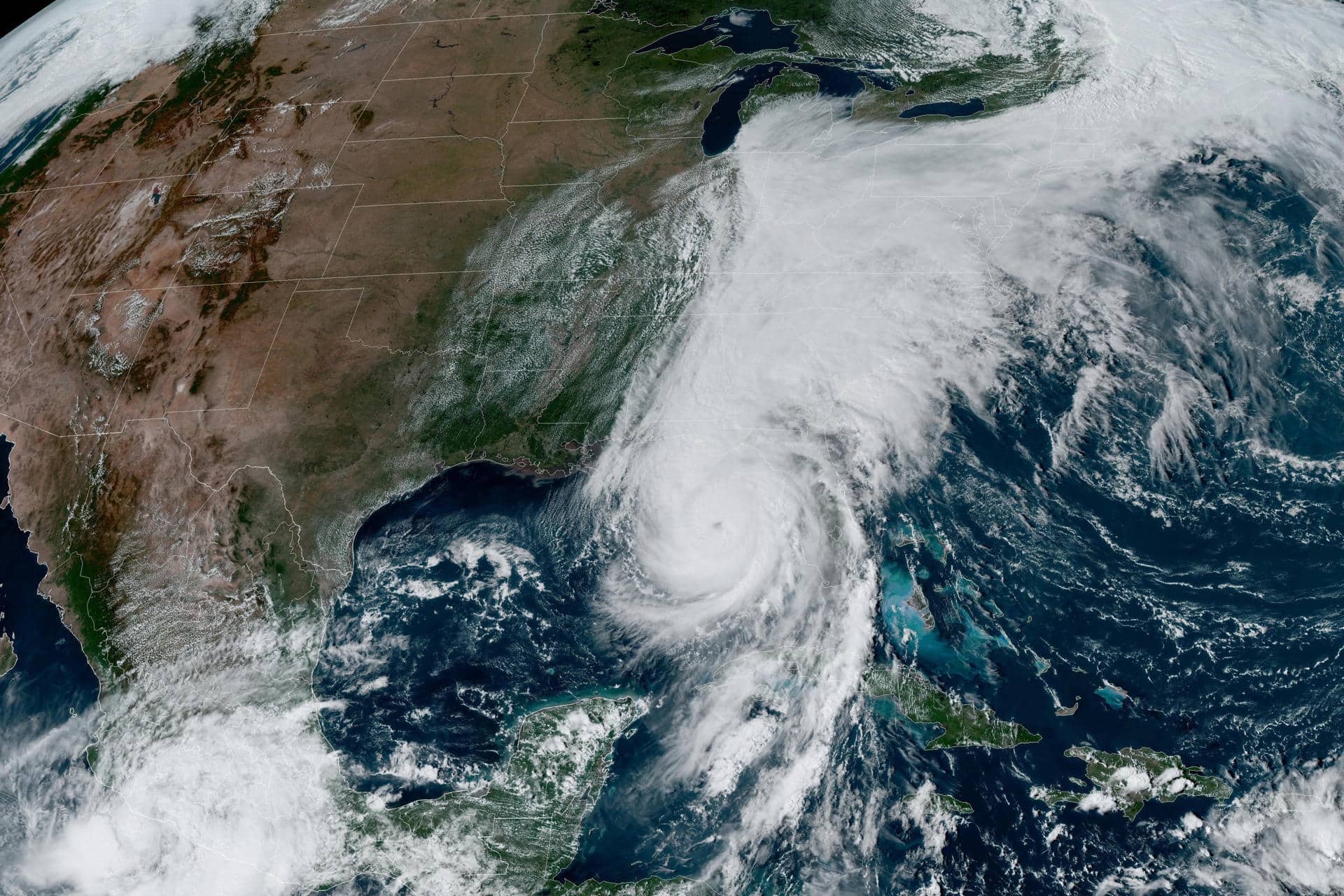 Fotografía satelital del 26 de septiembre de 2024, cedida por la Oficina Nacional de Administración Oceánica y Atmosférica (NOAA), que muestra al huracán Helene acercándose a Florida. EFE/NOAA